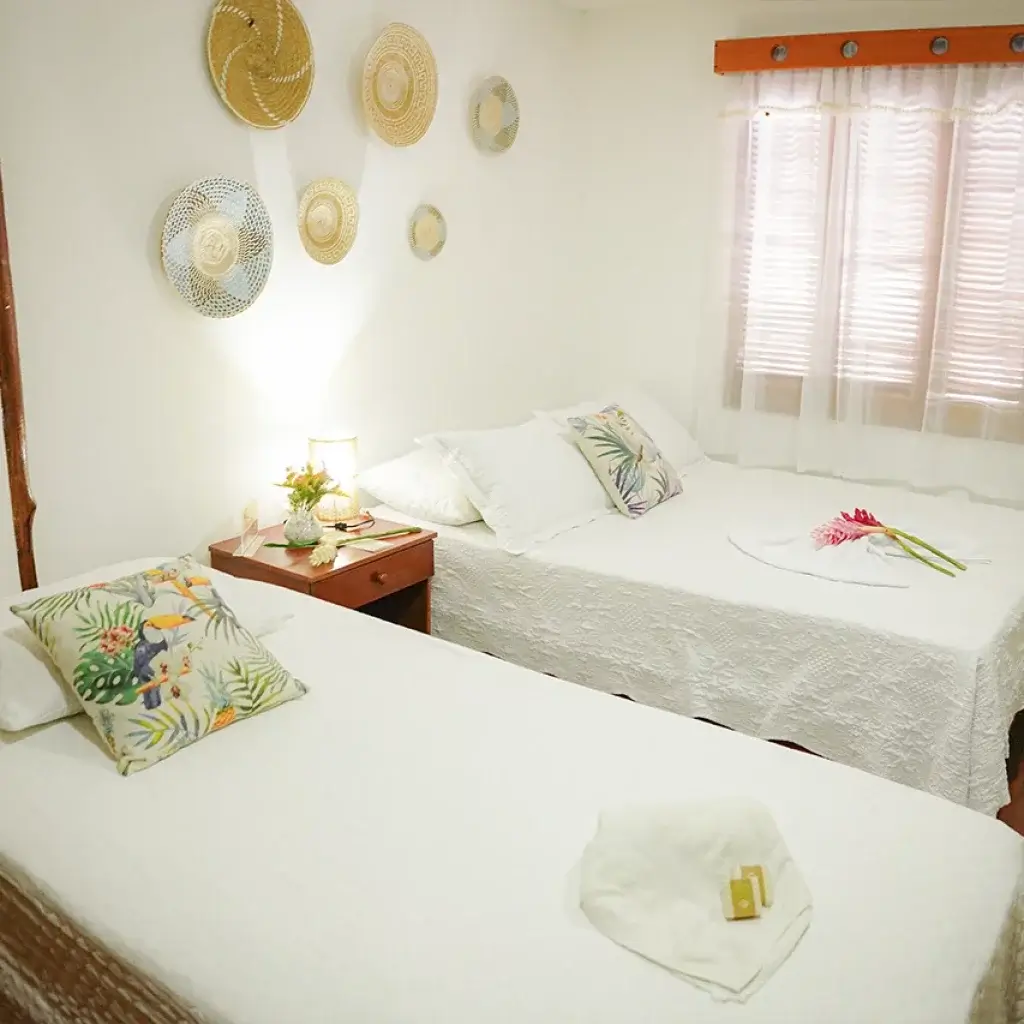 La chambre triple est idéale pour les petits groupes ou les familles, avec trois lits simples ou un lit simple avec un lit double, un bon choix pour ceux qui visitent le parc de Tayrona avec des amis ou de la famille.